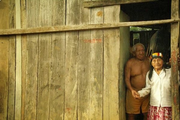 Bai y Omatoki patriarcas fundadores de la  comunidad de Bataboro, en su casa.