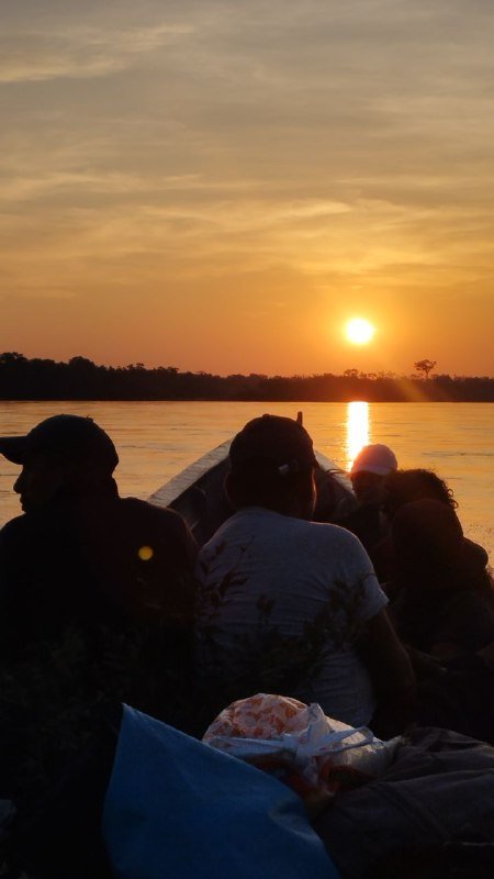 Grupo de viajeros en un tour a destinos cercanos a la comunidad Llanchama en el Parque Nacional Yasuní